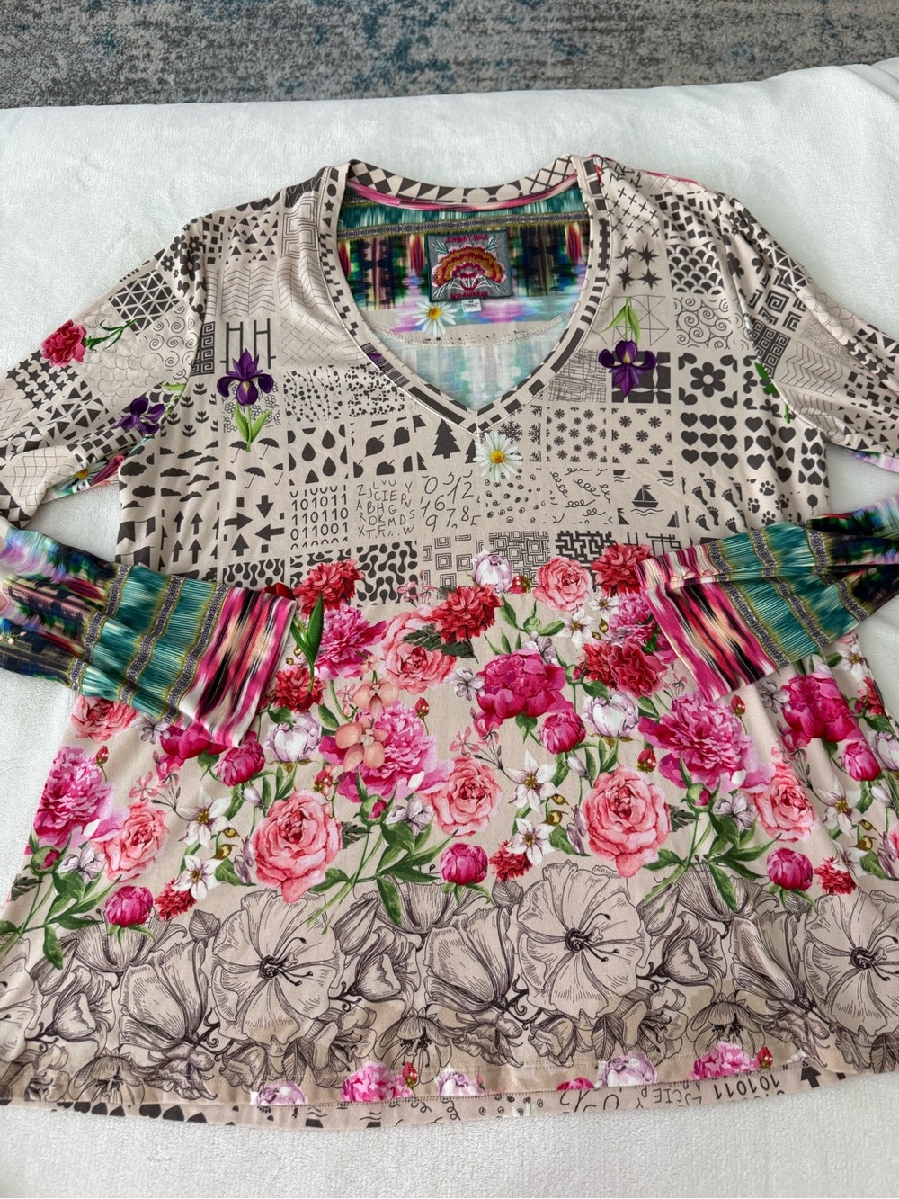 Johnny Was Footprints & Paws V-Neck Pullover L/S Bamboo Blouse Top Sz M E06